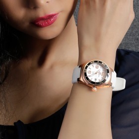 أدي كاي – ساعة نسائية ذهبية وردية مع قرص داخلي أبيض وحزام مطاطي أبيض