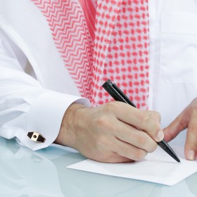 قلم سينتريو مطلي بالأيون مع زر للكم مثمن مطلي بالذهبي الوردي والأسود